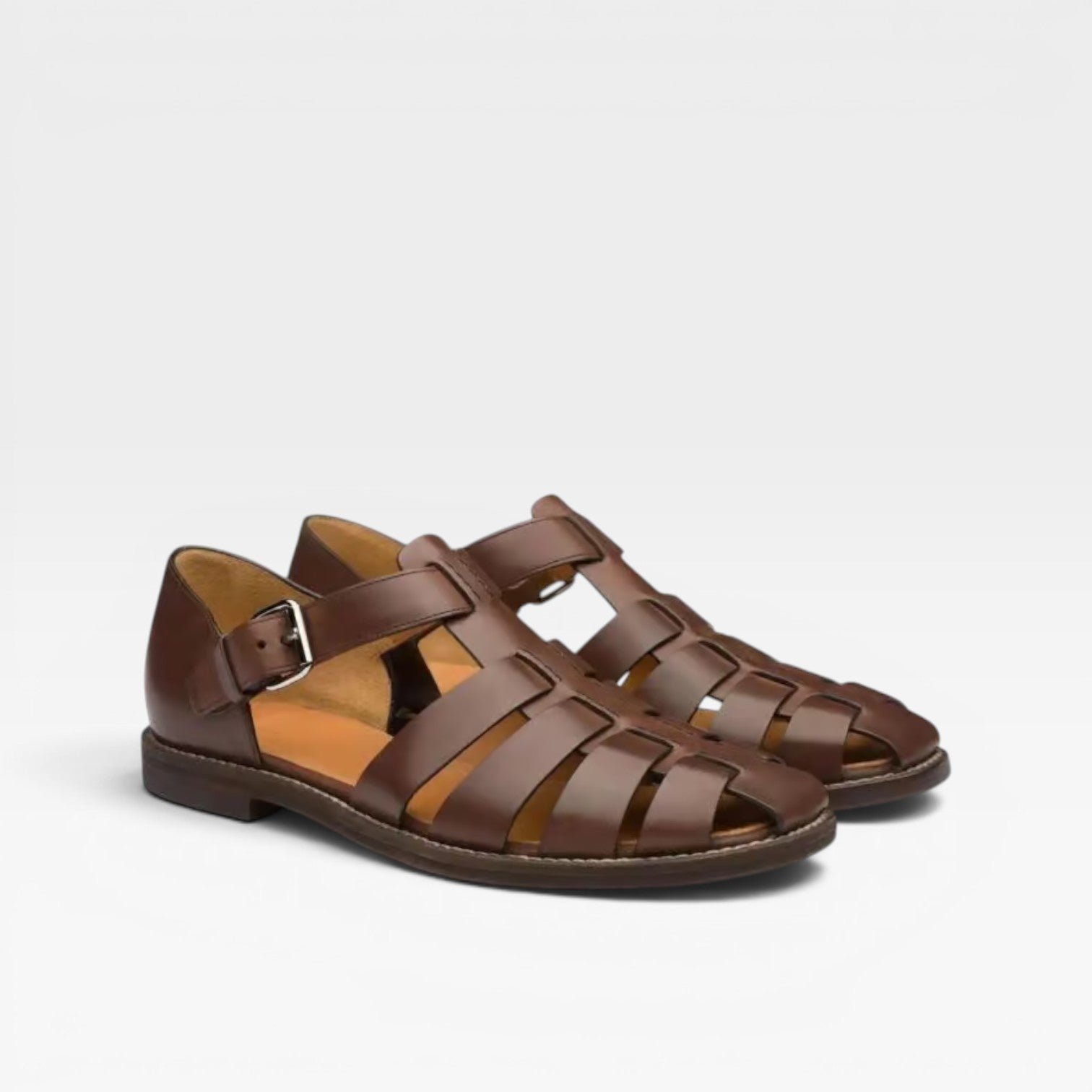Sandales fisherman en cuir pour hommes de Danoir Paris, style estival classique à bout fermé, montrant le design en cuir.