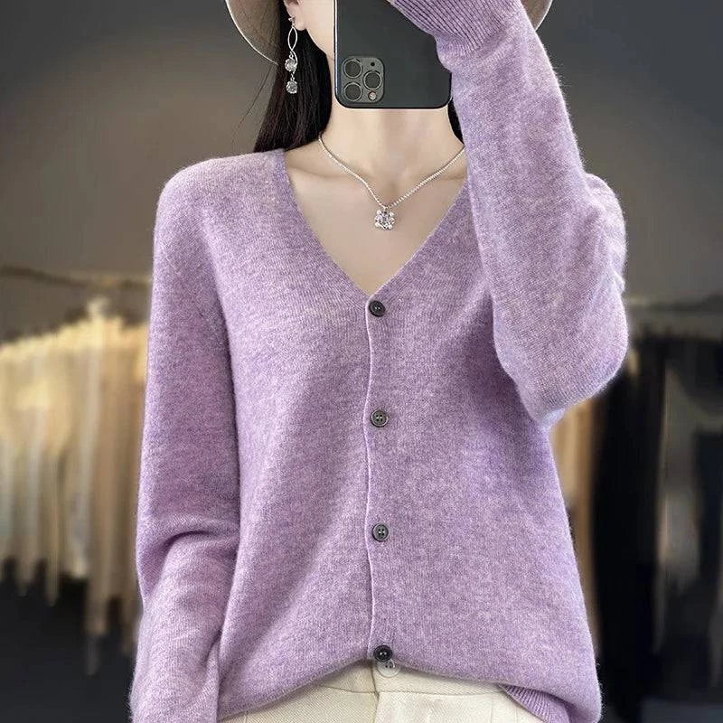 Cardigan en cachemire élégant Odessia de Danoir Paris, couleur neutre, porté sur un mannequin, détails raffinés.