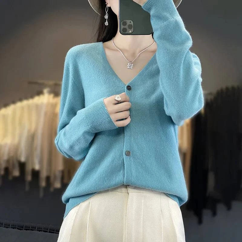 Cardigan cachemire élégant Odessia de Danoir Paris, en laine douce, porté ouvert avec col en V, couleur crème.