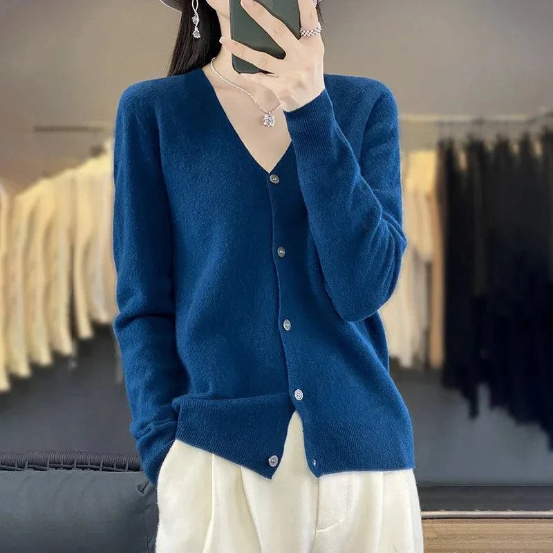 Cardigan cachemire élégant Odessia par Danoir Paris, en laine douce, porté en mode décontracté et sophistiqué.