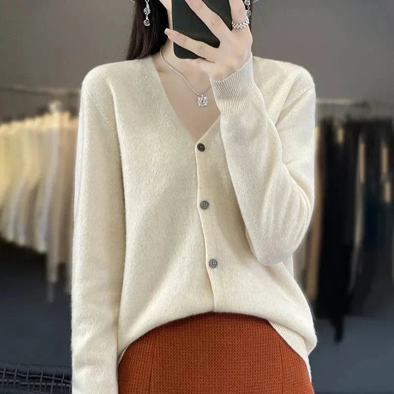 Cardigan cachemire élégant Odessia de Danoir Paris, en tissu doux et fin, porté sur un mannequin dans une ambiance chic.
