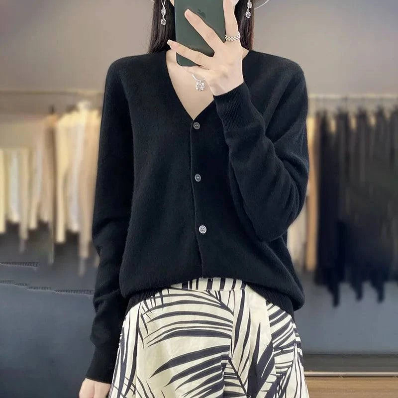 Cardigan cachemire élégant Odessia par Danoir Paris, finition raffinée, en tissu doux et chaud, porté sur un mannequin.
