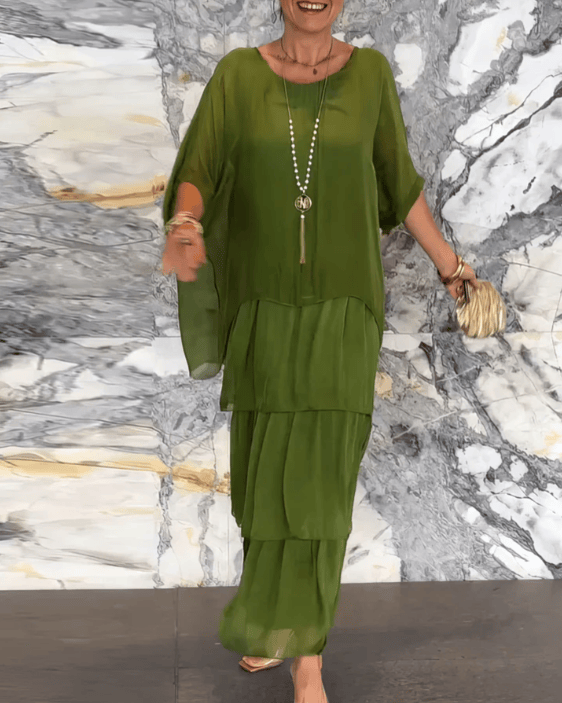 Robe maxi fluide élégante Lara de Danoir Paris, tissu léger et silhouetté flatteur, portée en occasion spéciale.