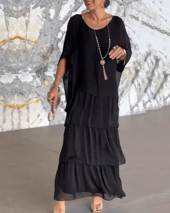 Robes longues fluides Danoir Paris Lara, élégante robe maxi en tissu léger, couleur neutre, portée décontractée et sophistiquée.