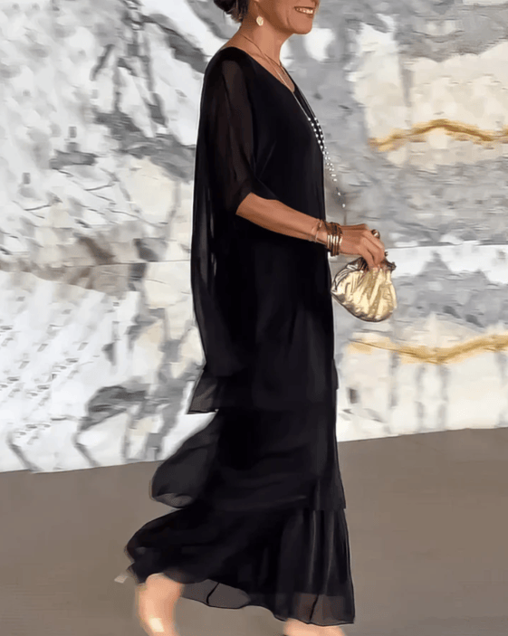 Robe longue fluide Lara de Danoir Paris, élégante abito maxi en tissu léger et sophistiqué, portée avec accessoires assortis.