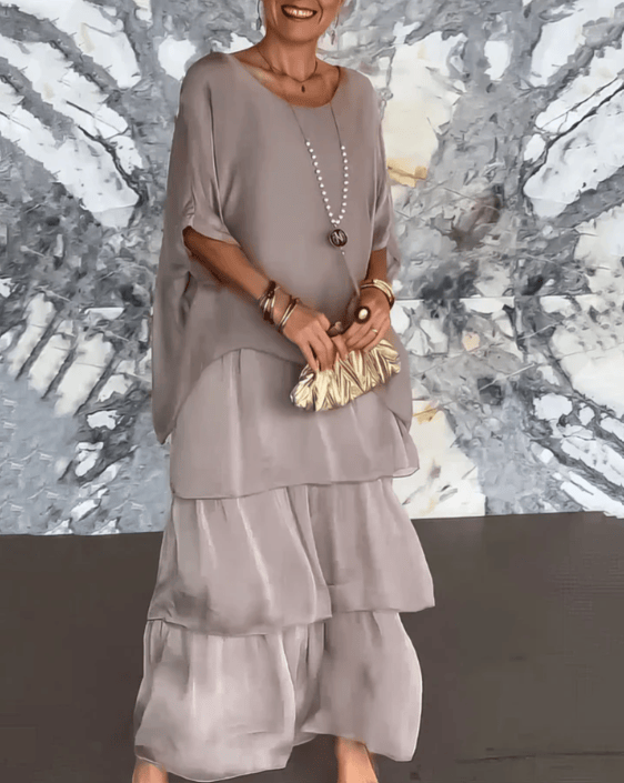 Robe longue fluide Lara de Danoir Paris, élégante maxi robe noire avec détails sophistiqués, portée en soirée.