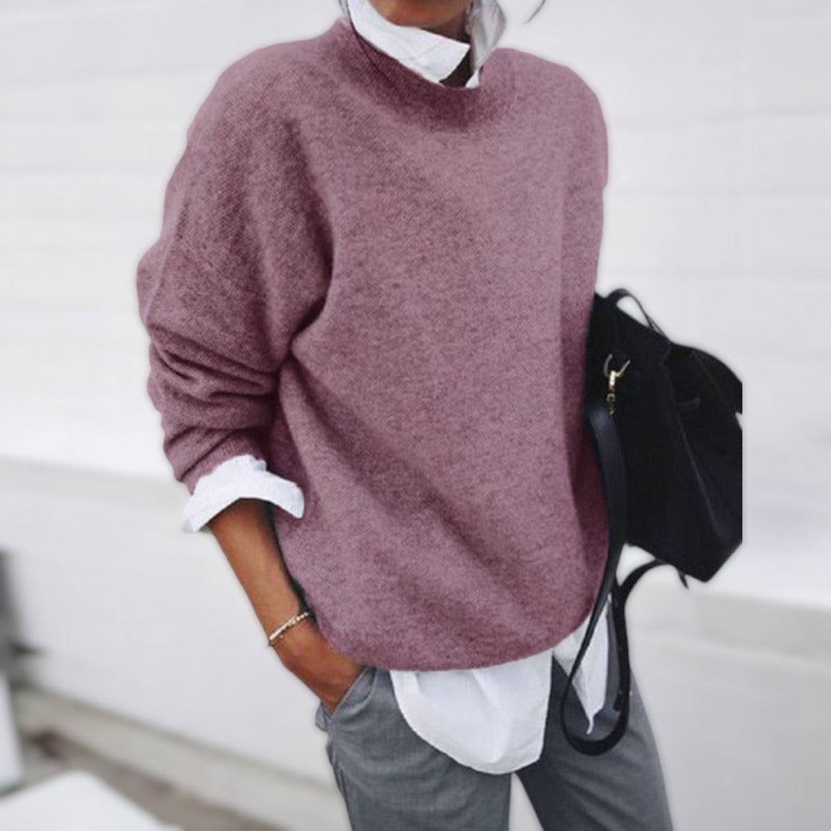 Pull doux et confortable Jolanda de Danoir Paris, en tissu rose pâle, porté par un mannequin.