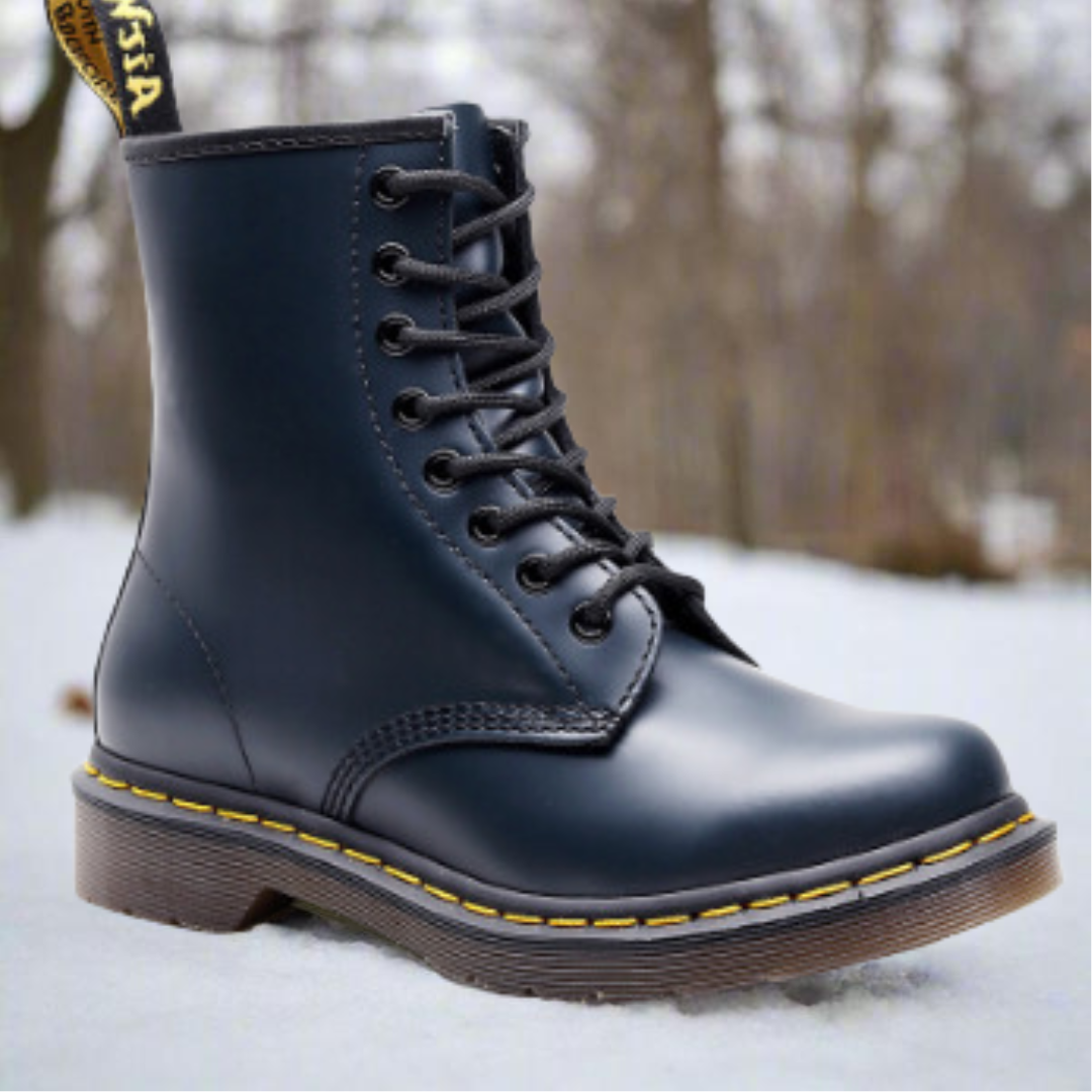 Bottes élégantes à lacets pour femmes Danoir Paris, en cuir noir avec semelle robuste et design chic, vue de face sur fond blanc