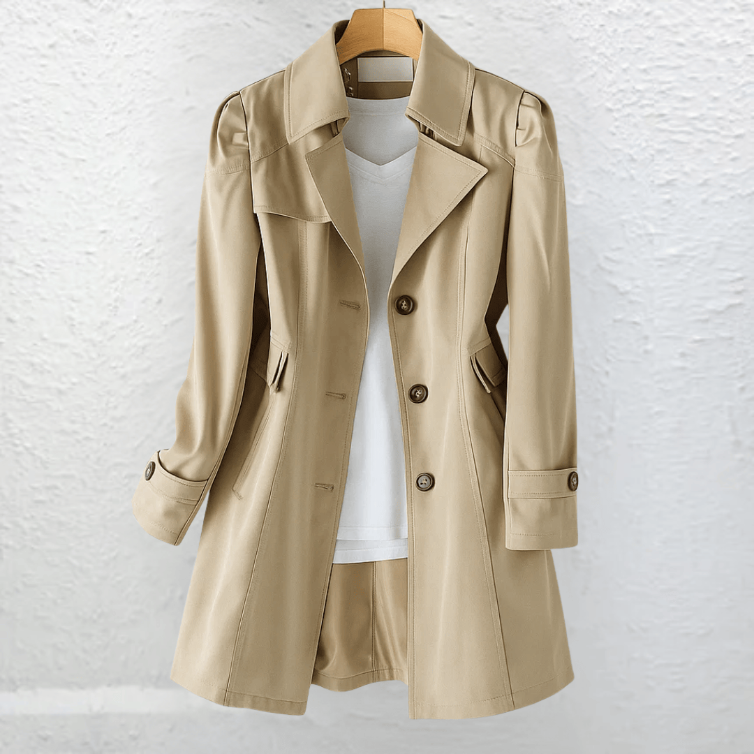 Manteau d'été vintage élégant Olivia de Danoir Paris avec coupe classique et détails sophistiqués, porté par un mannequin.