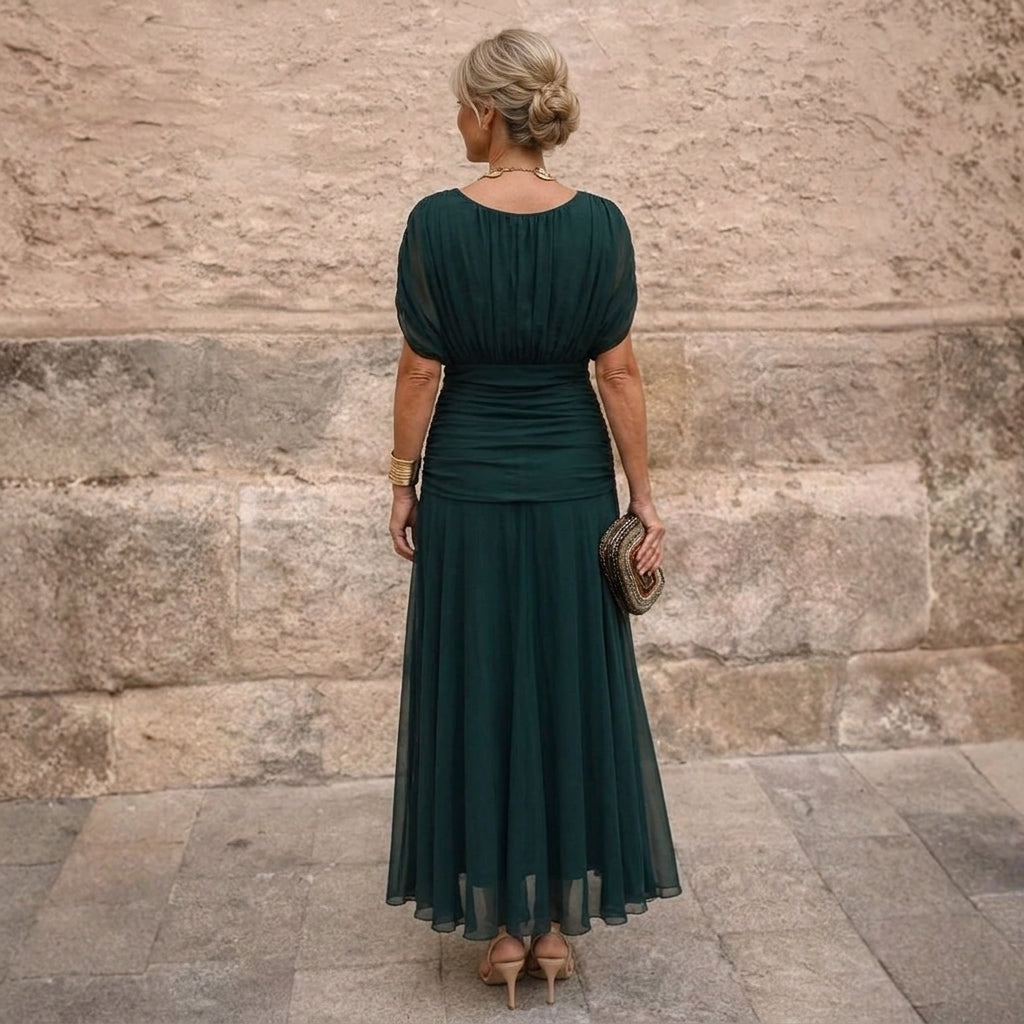 Robe longue verte femme Mikaela de Danoir Paris avec épaules dégagées, élégante et fluide, portée par une femme dans une image en extérieur