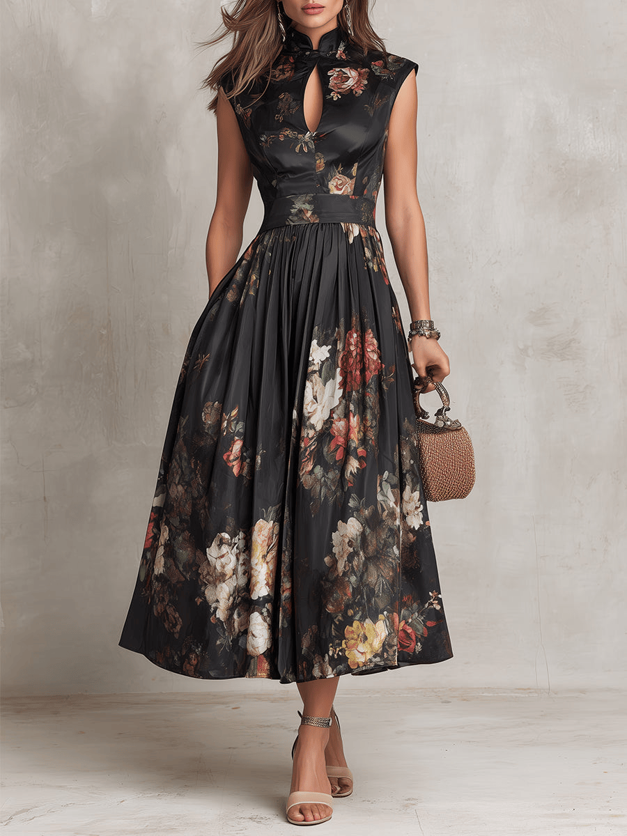 Robe midi en satin noir à col clé et motifs floraux, plissée, de la marque Danoir Paris, avec un décolleté en forme de clé.