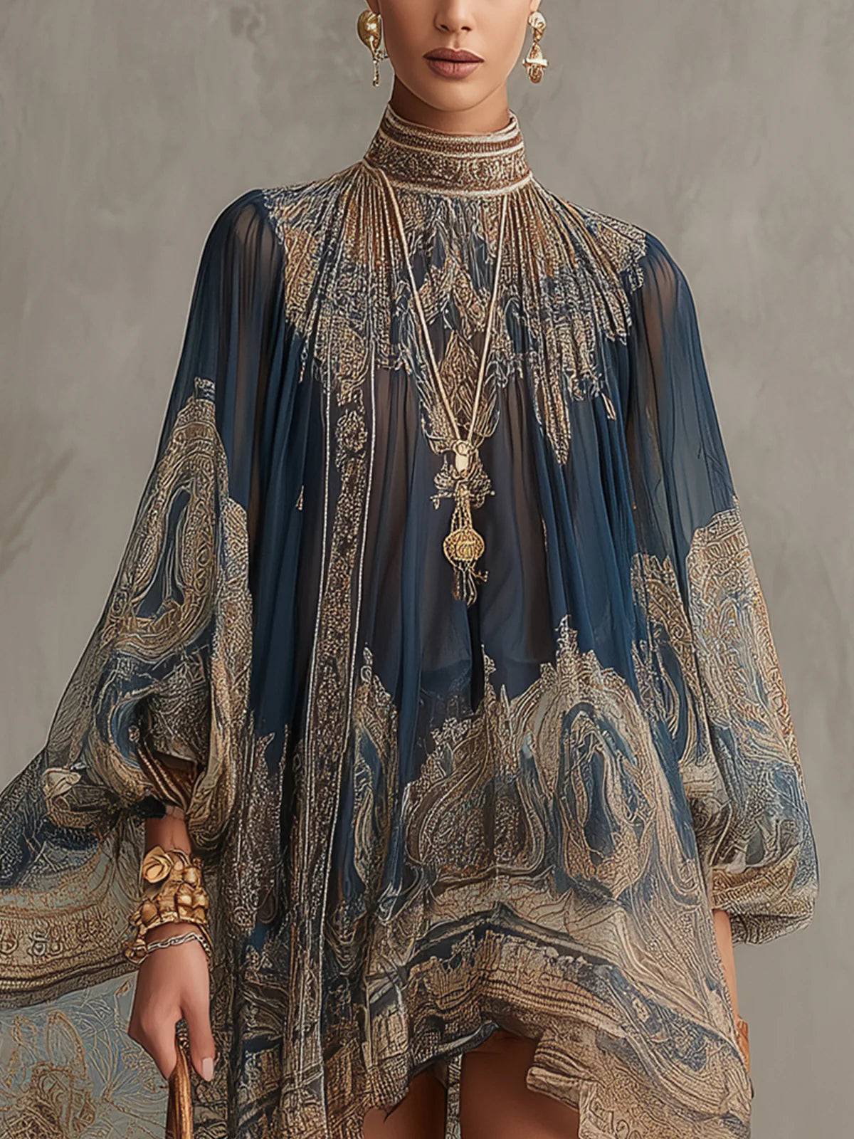 Robe courte en chiffon bleu marine à imprimé baroque, col haut et coupe irrégulière, par Danoir Paris.