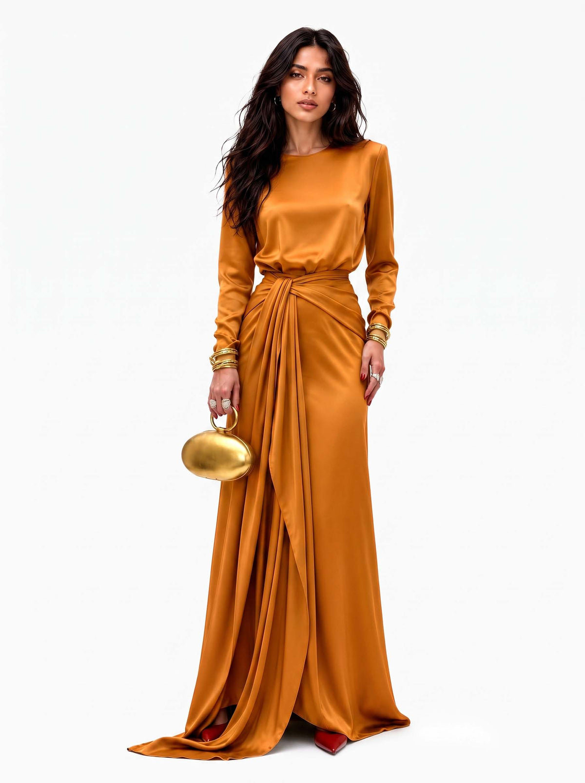Robe longue en satin drapé Cassandra pour femme, élégante et fluide, de la marque Danoir Paris, portée dans une ambiance sophistiquée.