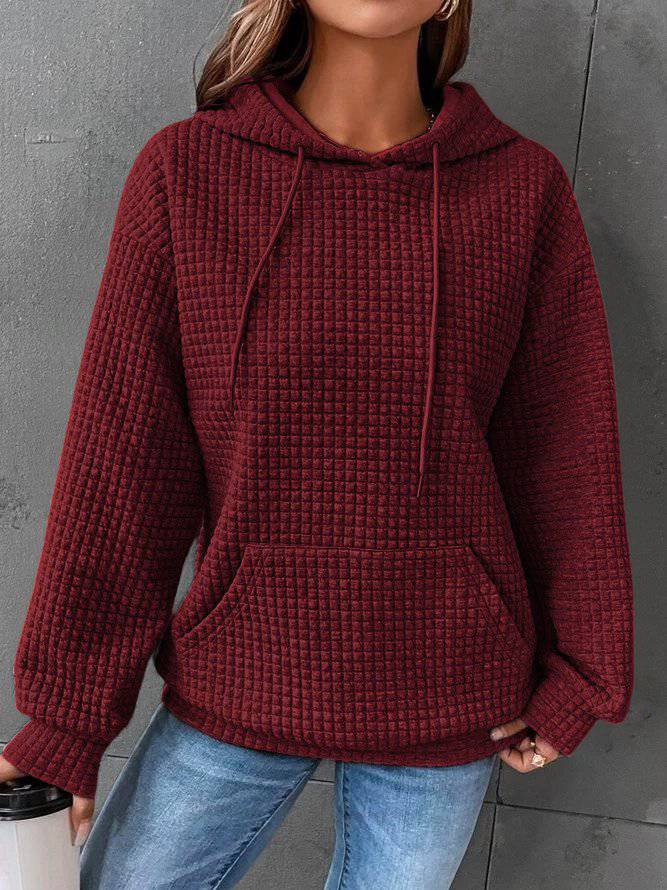 Sweatshirt d'hiver Molly de Danoir Paris, en molleton confortable beige, portée avec col rond et manches longues.