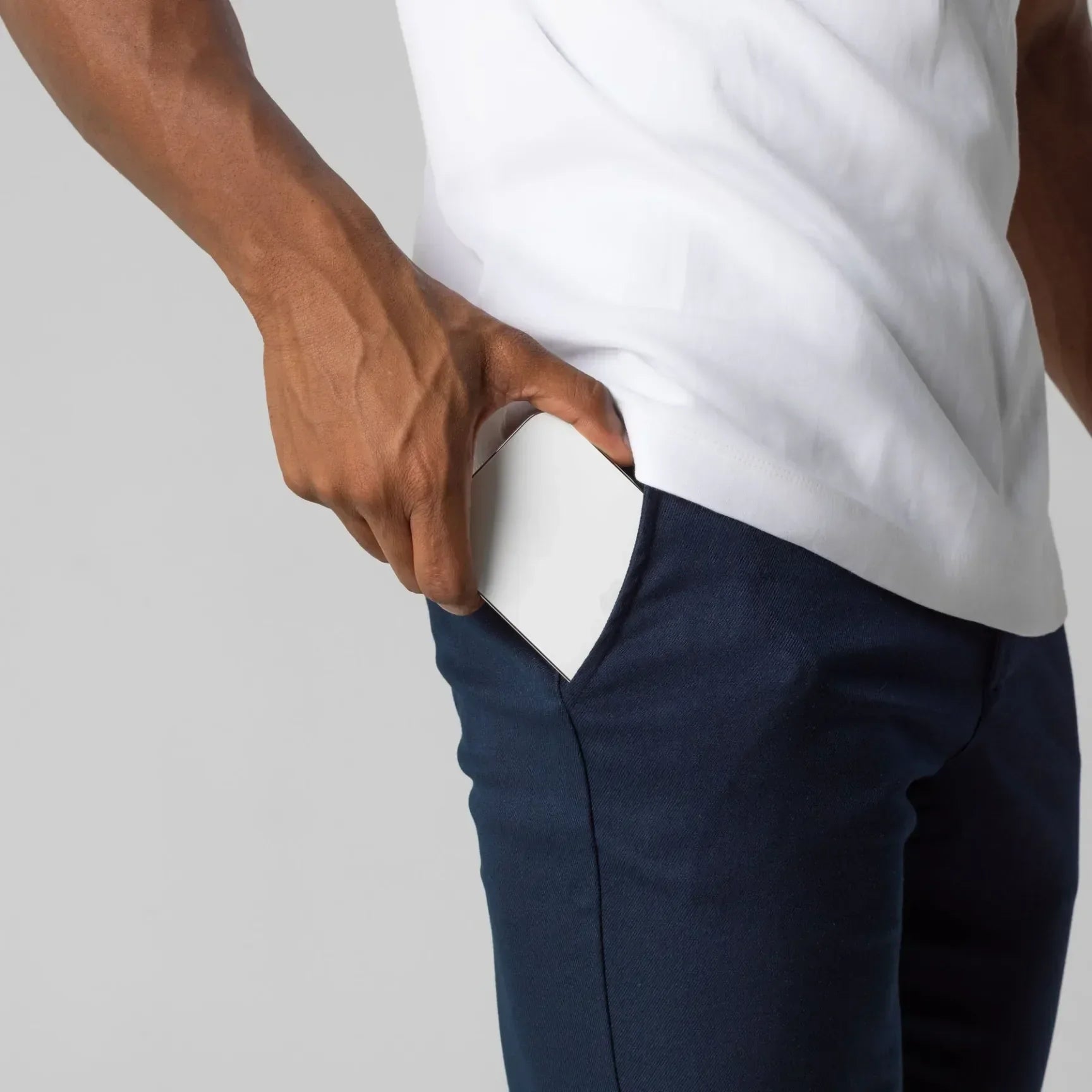 Pantalon chino élastique Danoir Paris Cino - Chinos Premium, coupe moderne et tissu confortable, couleur neutre.