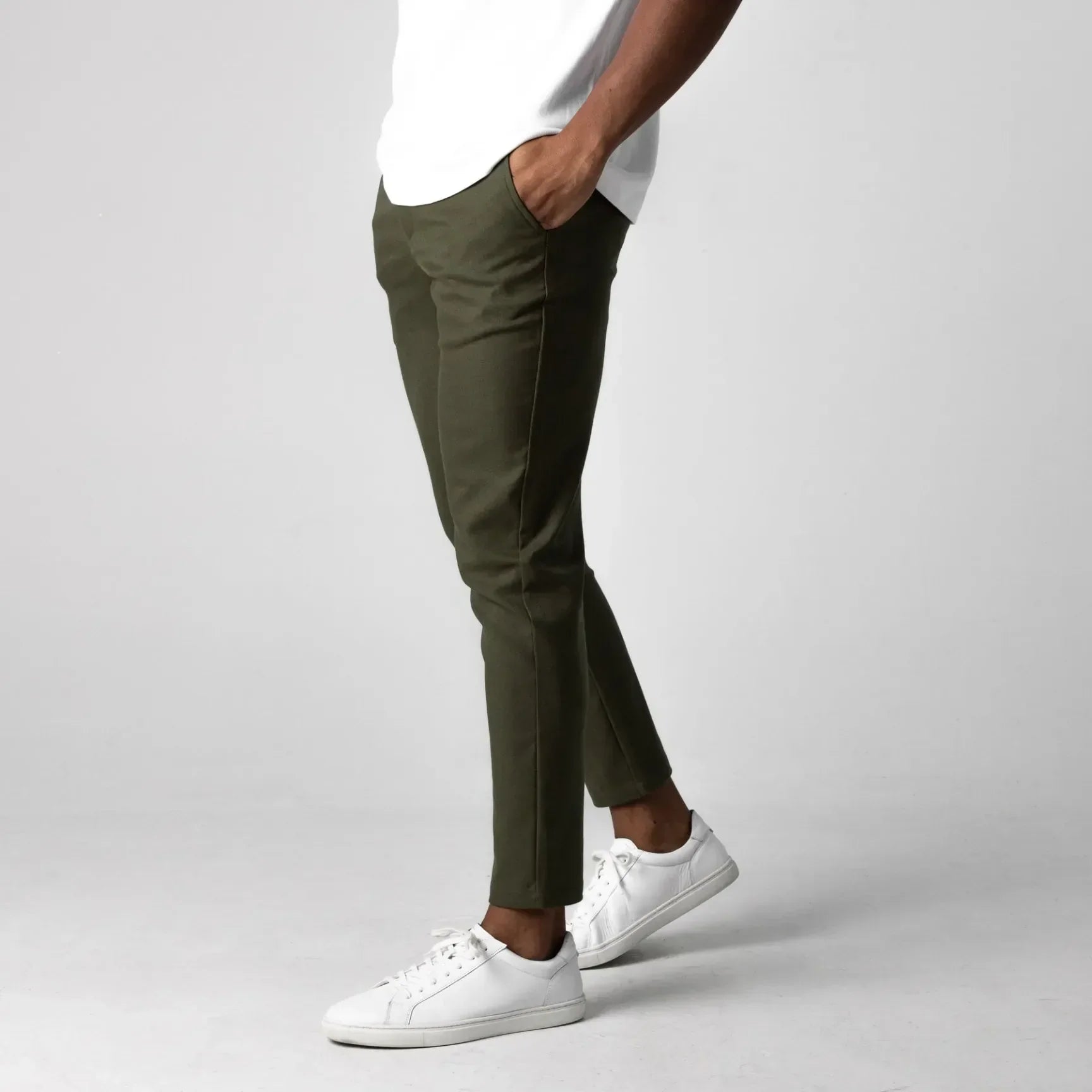 Pantalons chinos hommes Danoir Paris, elastiqués, coupe slim, en tissu coton de haute qualité, couleur beige.
