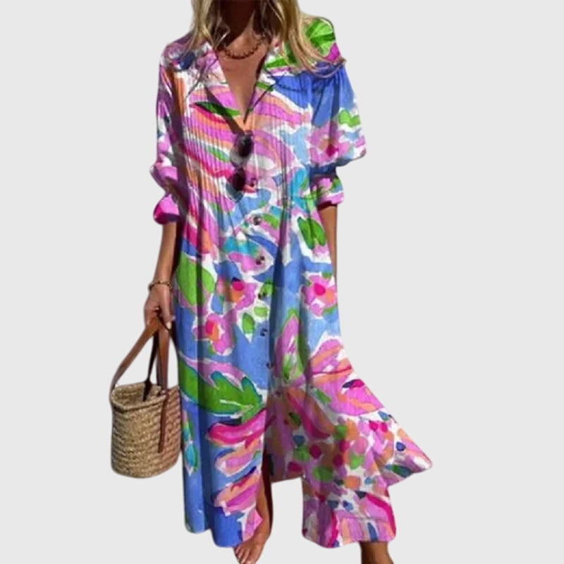 Robe bohème Zariah de Danoir Paris avec motif floral, manches longues et coupe fluide, portée en style décontracté.