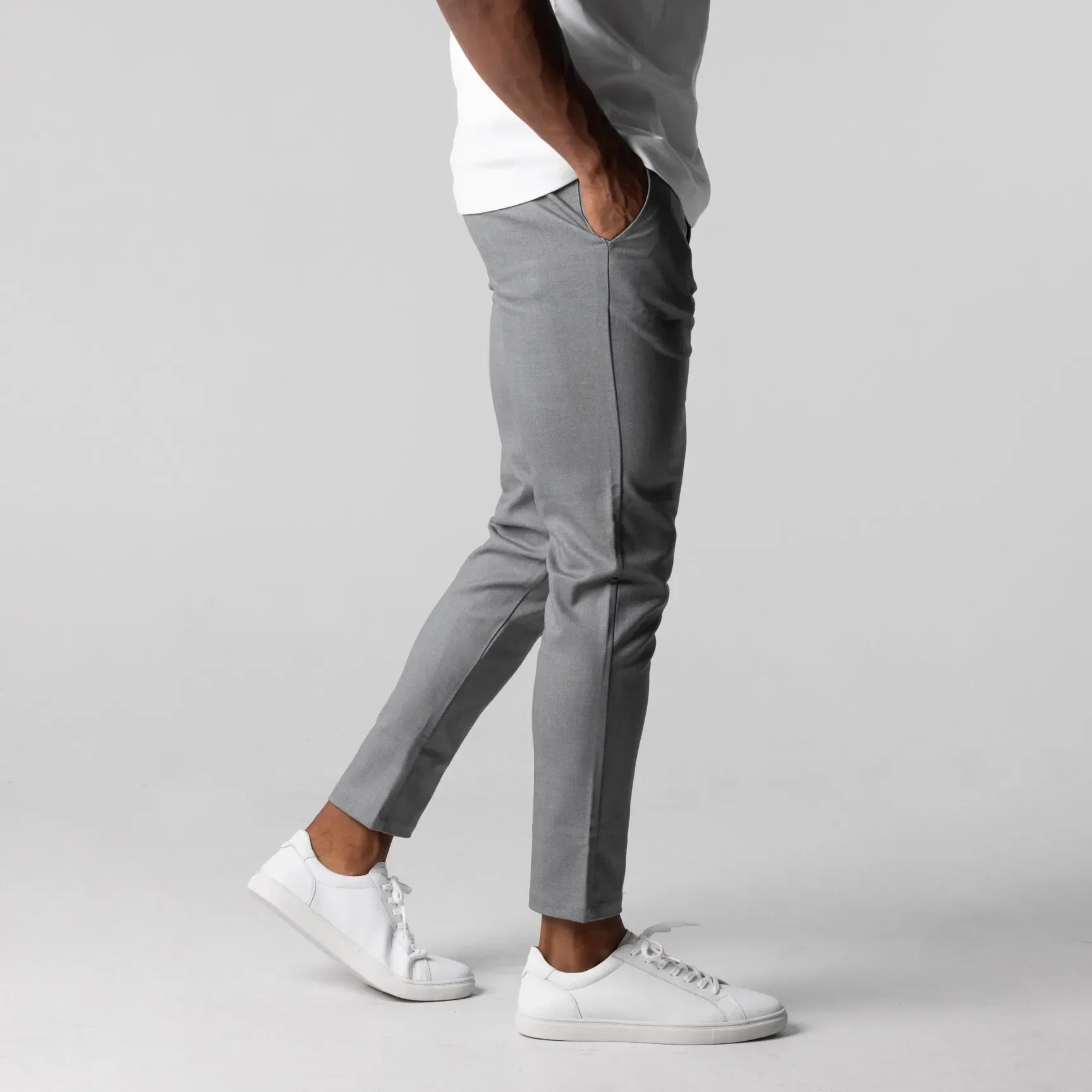 Chinos premium élastiques Danoir Paris, pantalon homme en tissu confortable, coupe ajustée et moderne, couleur beige.