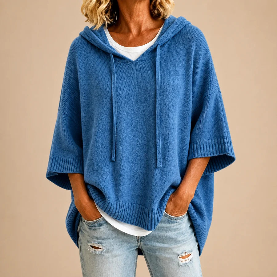 Poncho en tricot bleu marine avec capuche de la marque Danoir Paris, doux et chaud pour l'hiver.