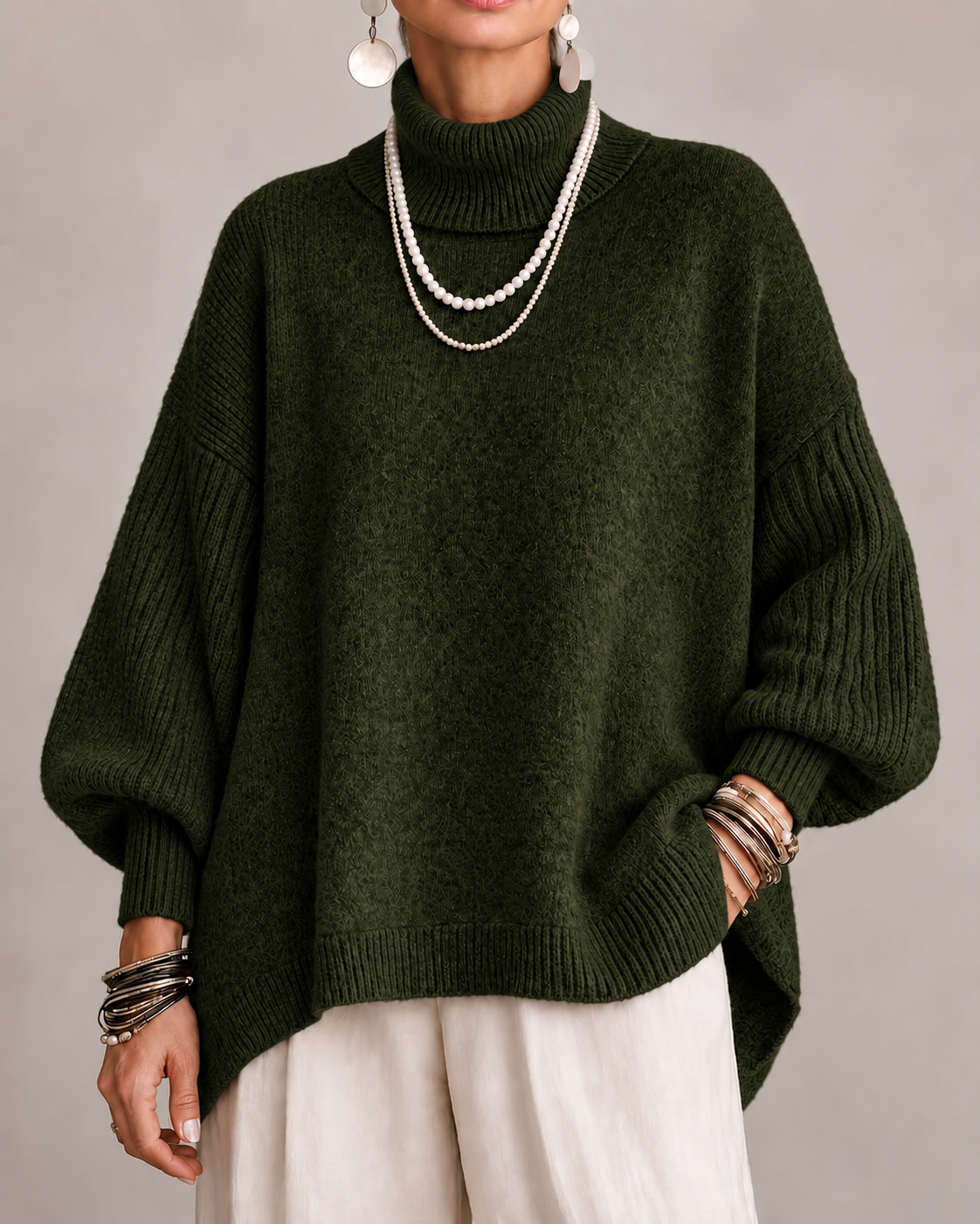 Pull à col roulé élégant Kathleen de Danoir Paris, en tissu doux, porté sur un mannequin.
