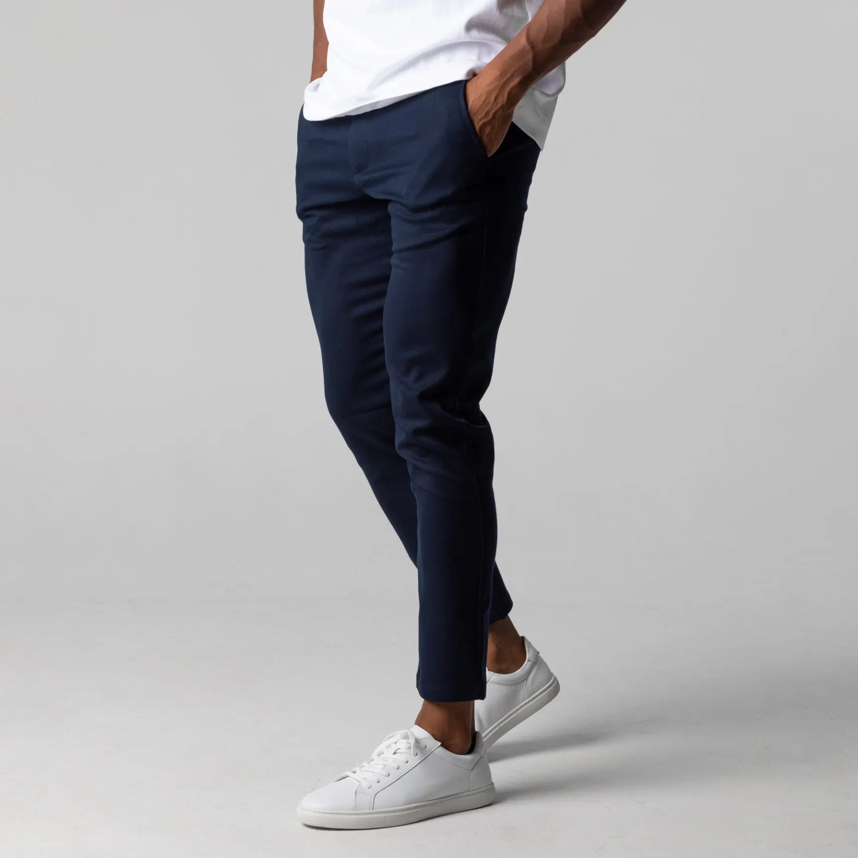 Pantalon chino Danoir Paris en coton extensible, coupe slim, couleur beige, porté avec une chemise blanche, style élégant décontracté.