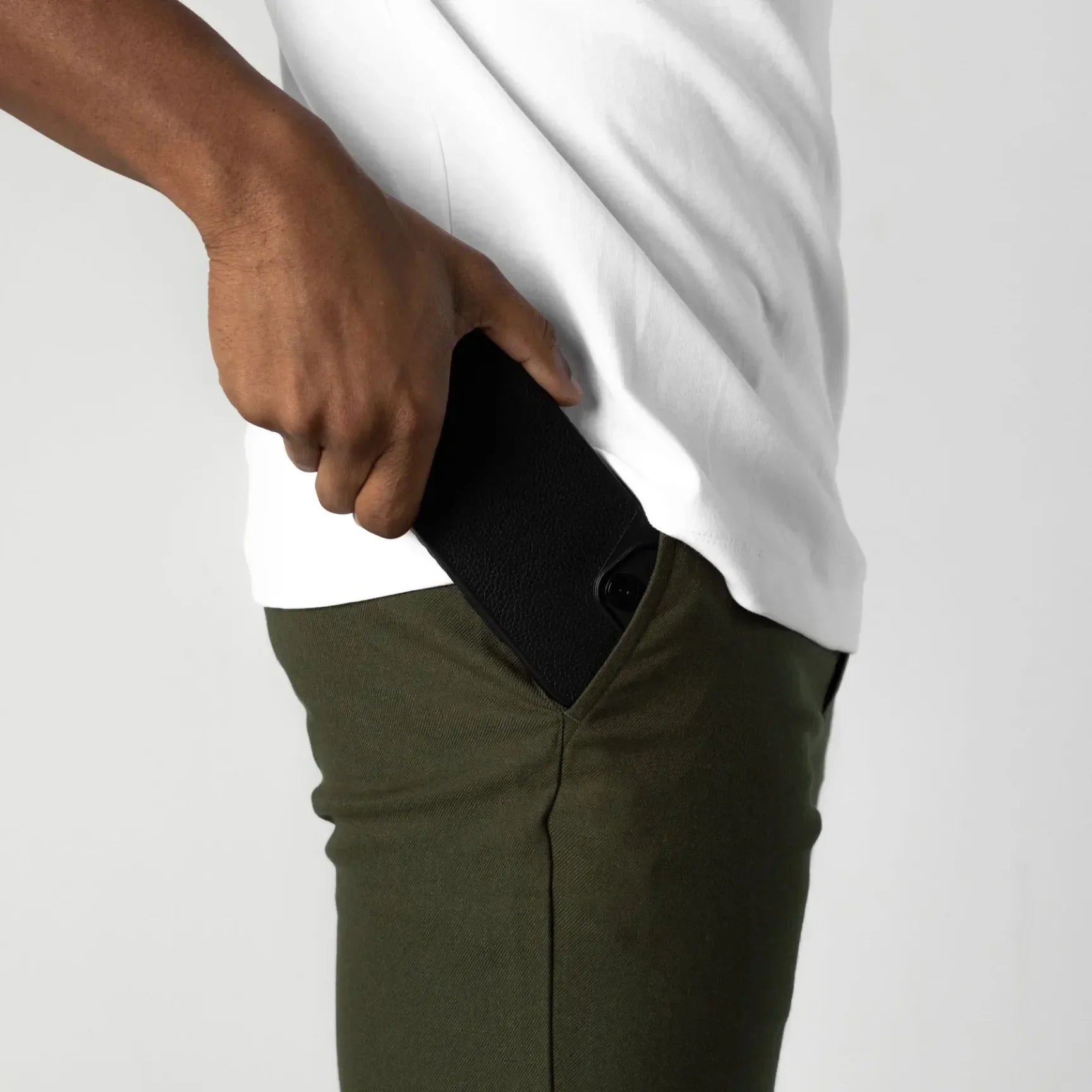 Pantalon chino slim en coton stretch Danoir Paris, coupe élégante et confortable, couleur beige, porté avec chemise blanche.