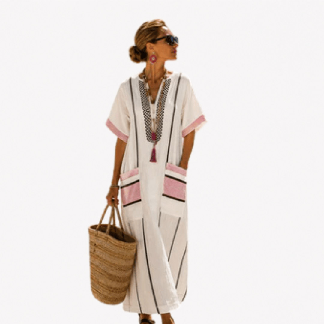 Caftan long Danoir Paris en tissu léger avec motifs floraux, porté par un mannequin dans une ambiance élégante.