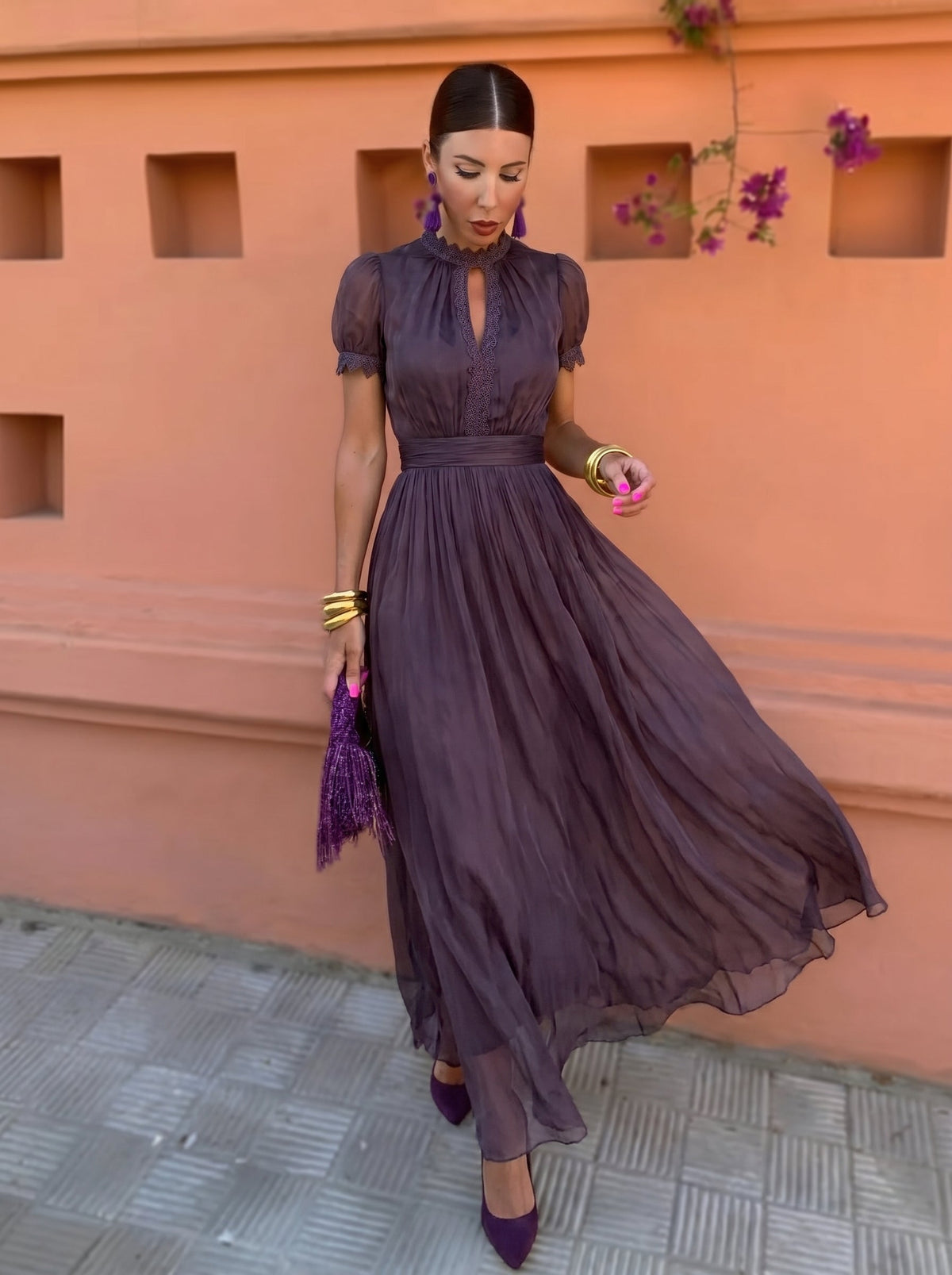 Robe longue femme Cayetana en chiffon vert avec col haut, élégante et fluide, par la marque Danoir Paris.
