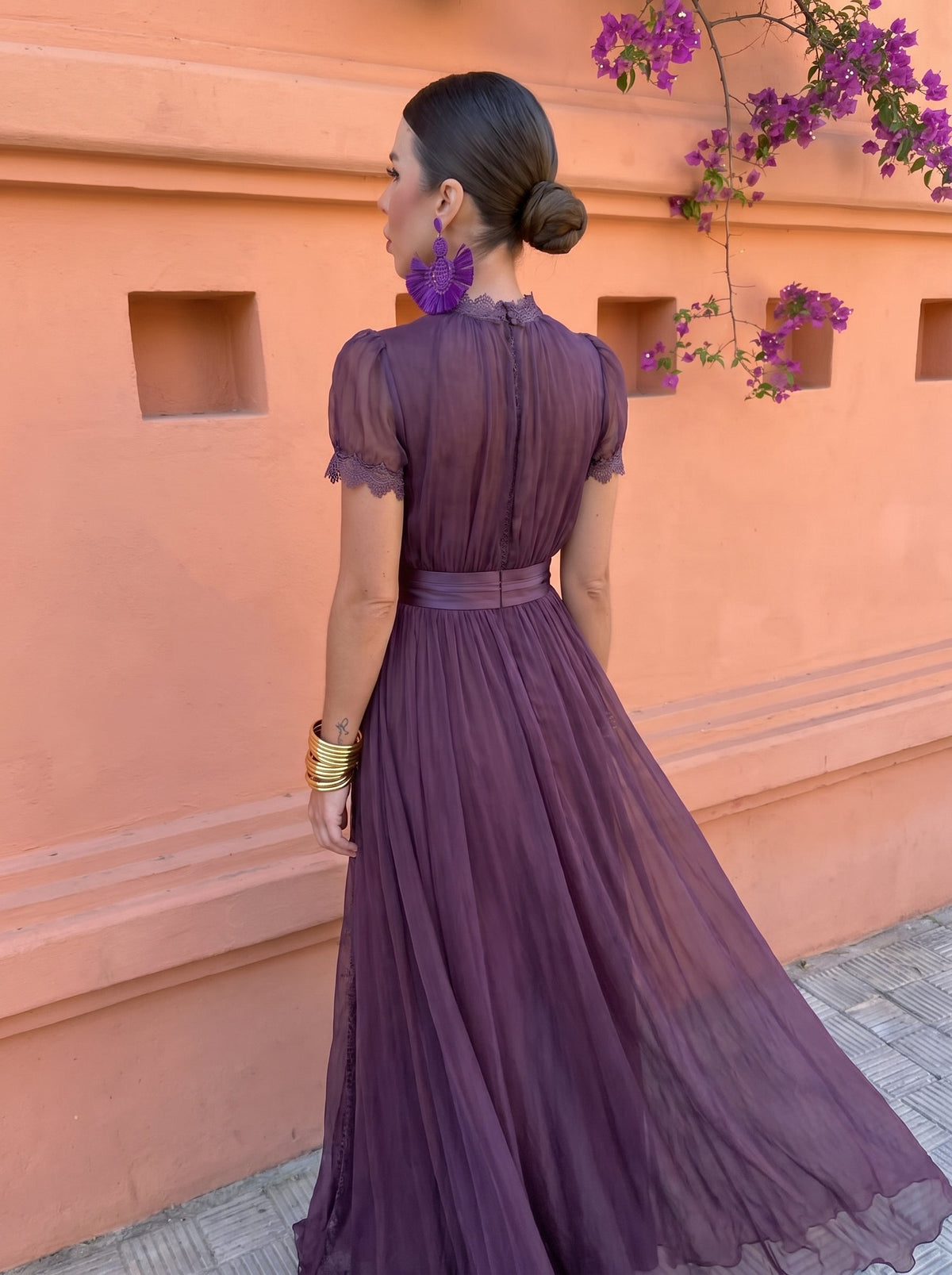 Robe longue femme Cayetana en chiffon vert de Danoir Paris, avec col haut élégante et fluide, portée lors d'une occasion spéciale.