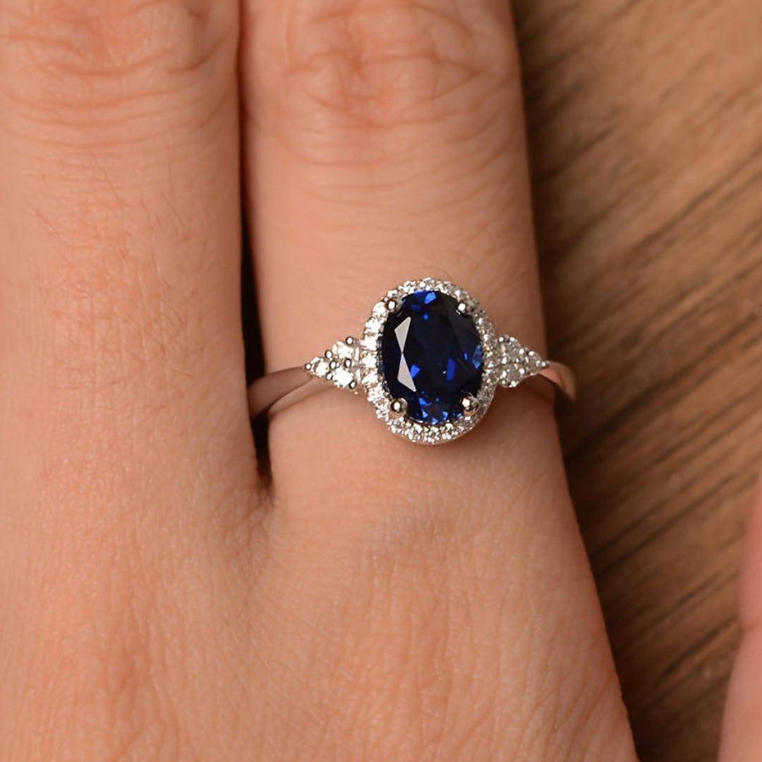 Anneau ovale Midnight Majesty en saphir de Danoir Paris, bijou élégant avec pierre bleue brillante et finition en argent.