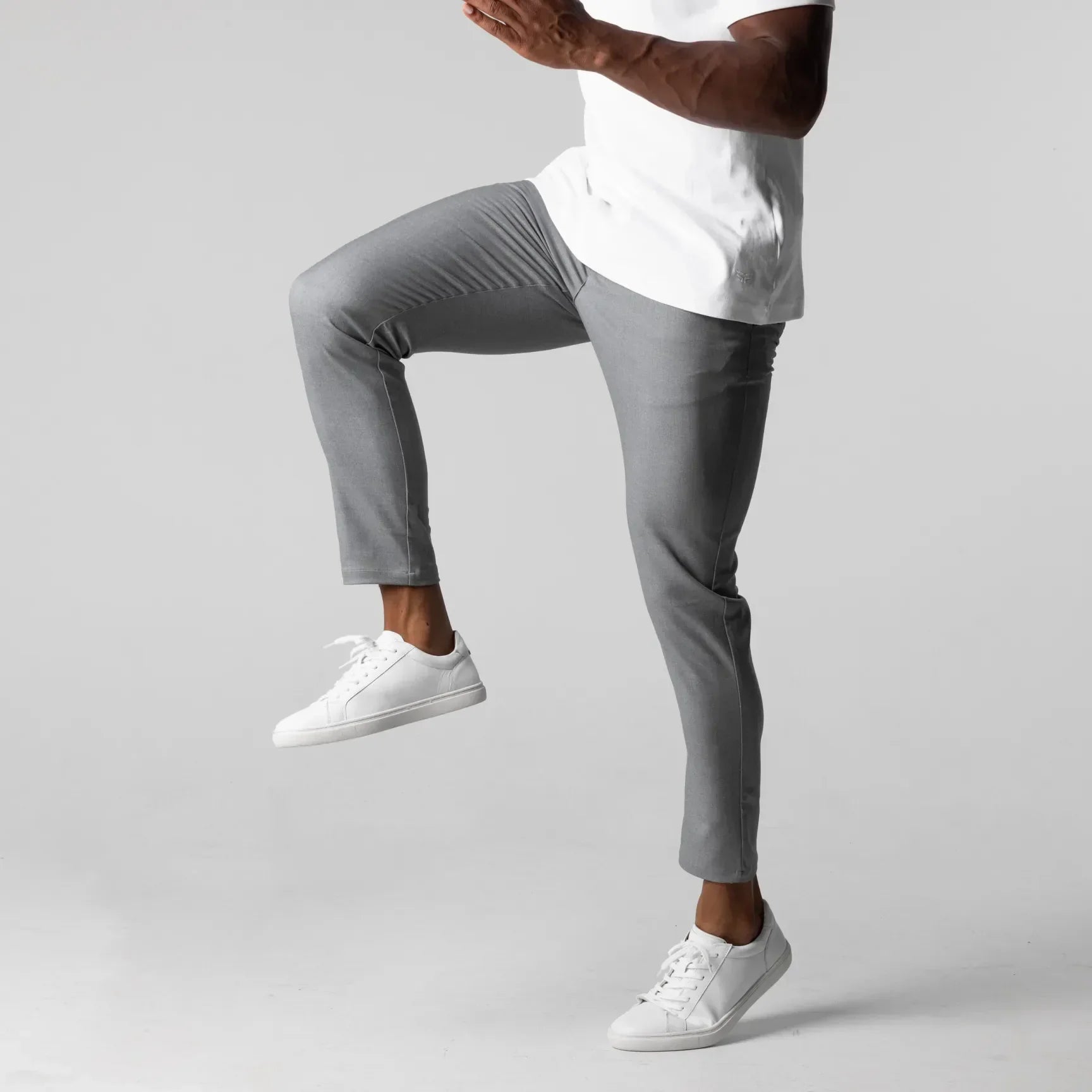 Chinos élastiques Danoir Paris, pantalon pour homme en tissu premium, coupe ajustée et confortable, couleur marine.