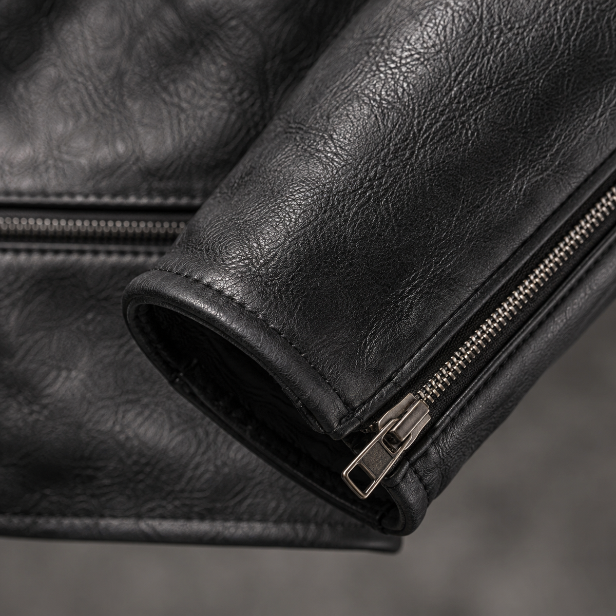 Veste en cuir Colt Maddox de Danoir Paris, coupe ajustée avec fermeture éclair et détails en cuir noir.