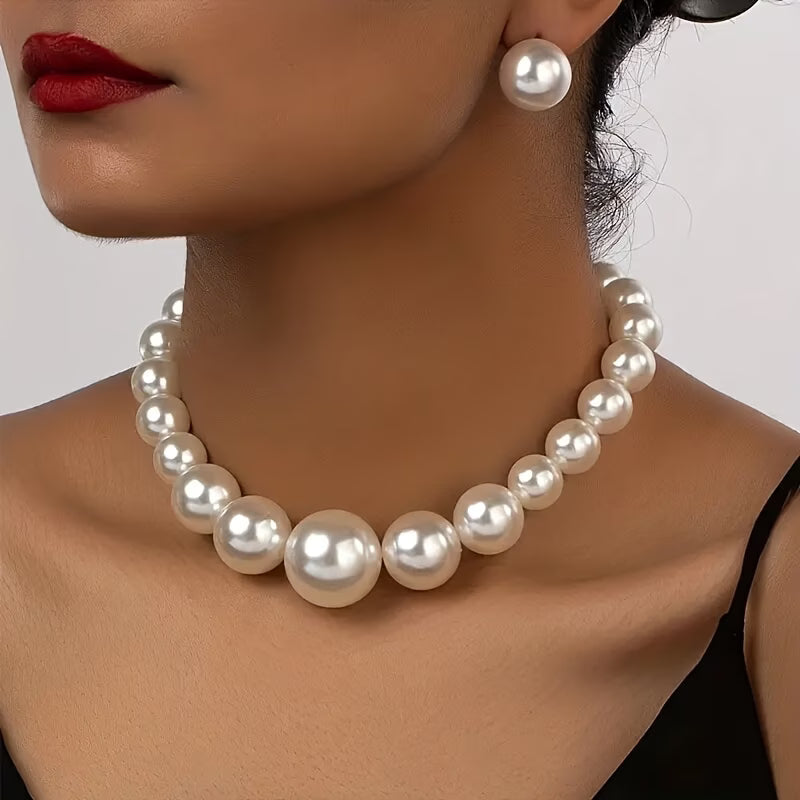 Ensemble de bijoux vintage en perles classiques de Danoir Paris, comprenant collier et boucles d’oreilles élégantes.
