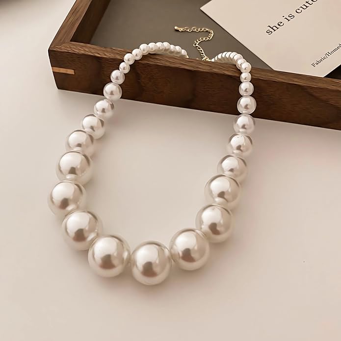 Ensemble de bijoux vintage en perles classiques de la marque Danoir Paris, comprenant un collier et des boucles d'oreilles en perles.