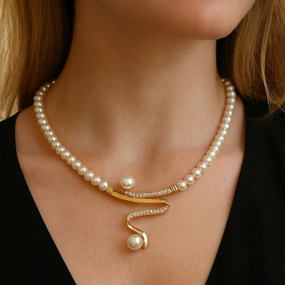 Ensemble de bijoux perles Wave élégantes de Danoir Paris, comprenant boucles d'oreilles et collier en perles blanches sophistiquées.