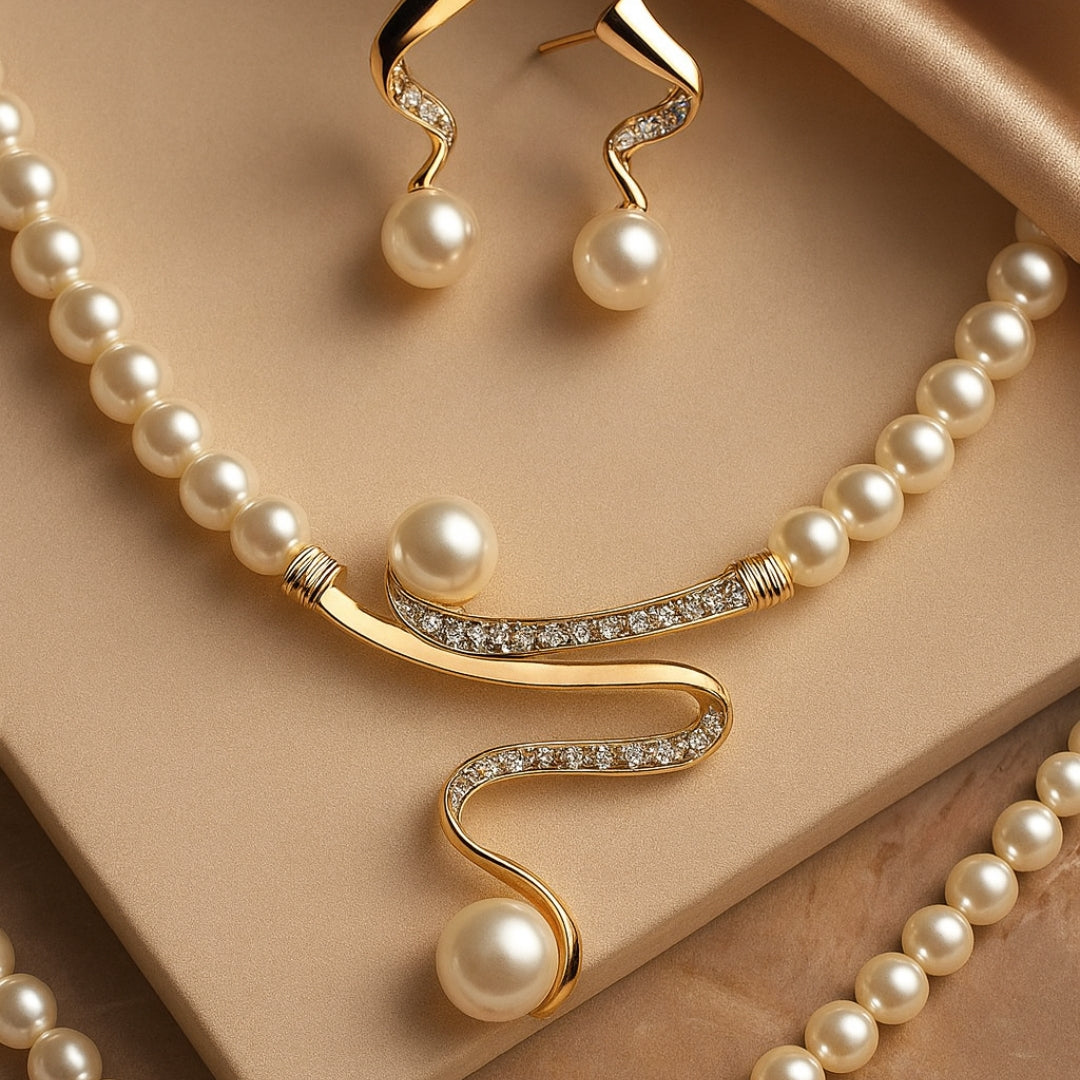 Ensemble de bijoux Danoir Paris avec perles et motif en vague élégant, comprenant collier et boucles d'oreilles sophistiqués.