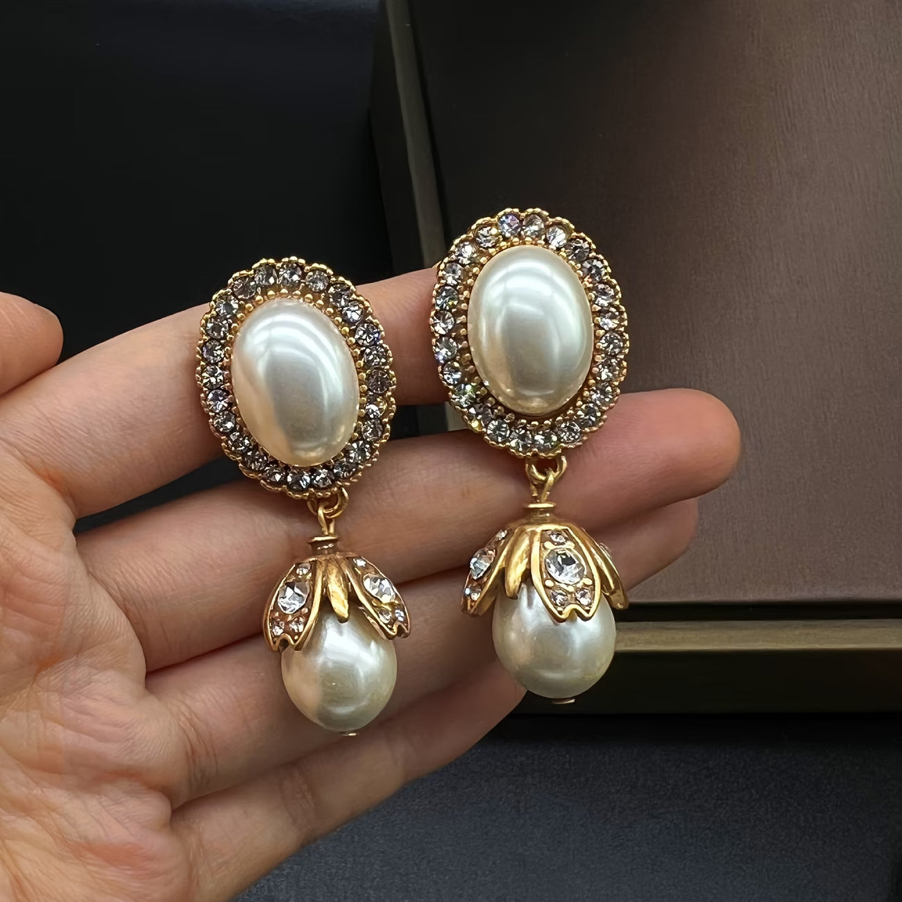 Boucles d'oreilles pendantes vintage Danoir Paris avec cadre en perles blanches et design élégant.