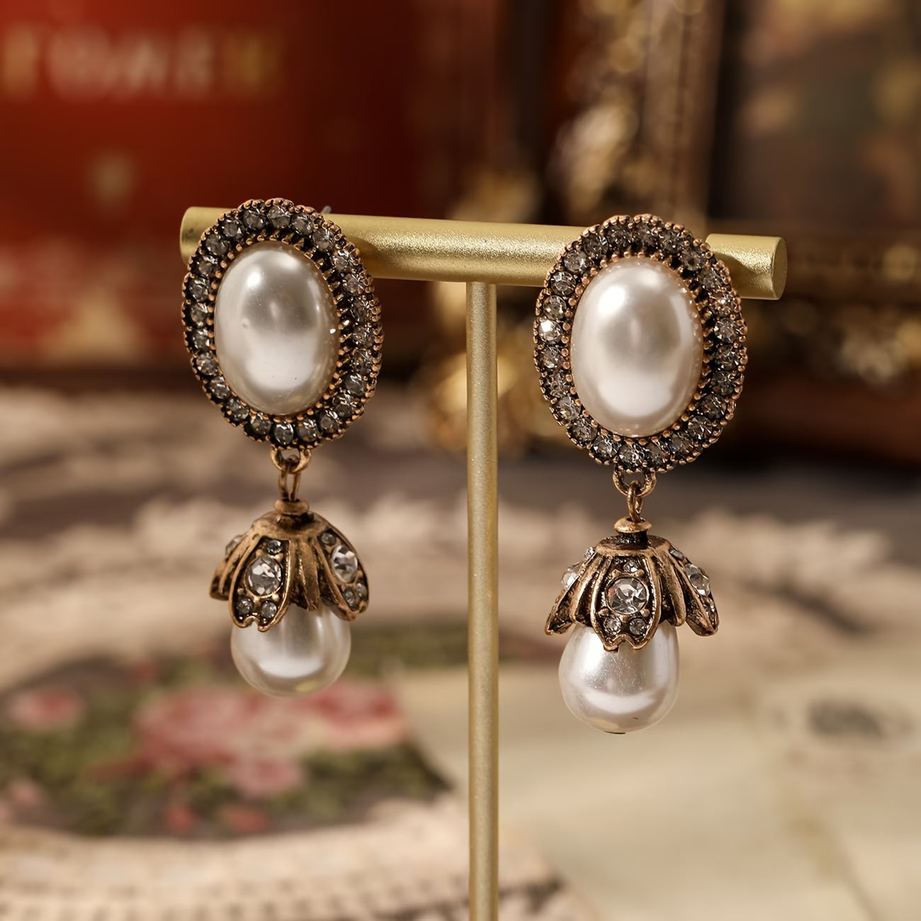 Boucles d'oreilles pendantes vintage en perles avec cadre en métal, fabriquées par Danoir Paris.