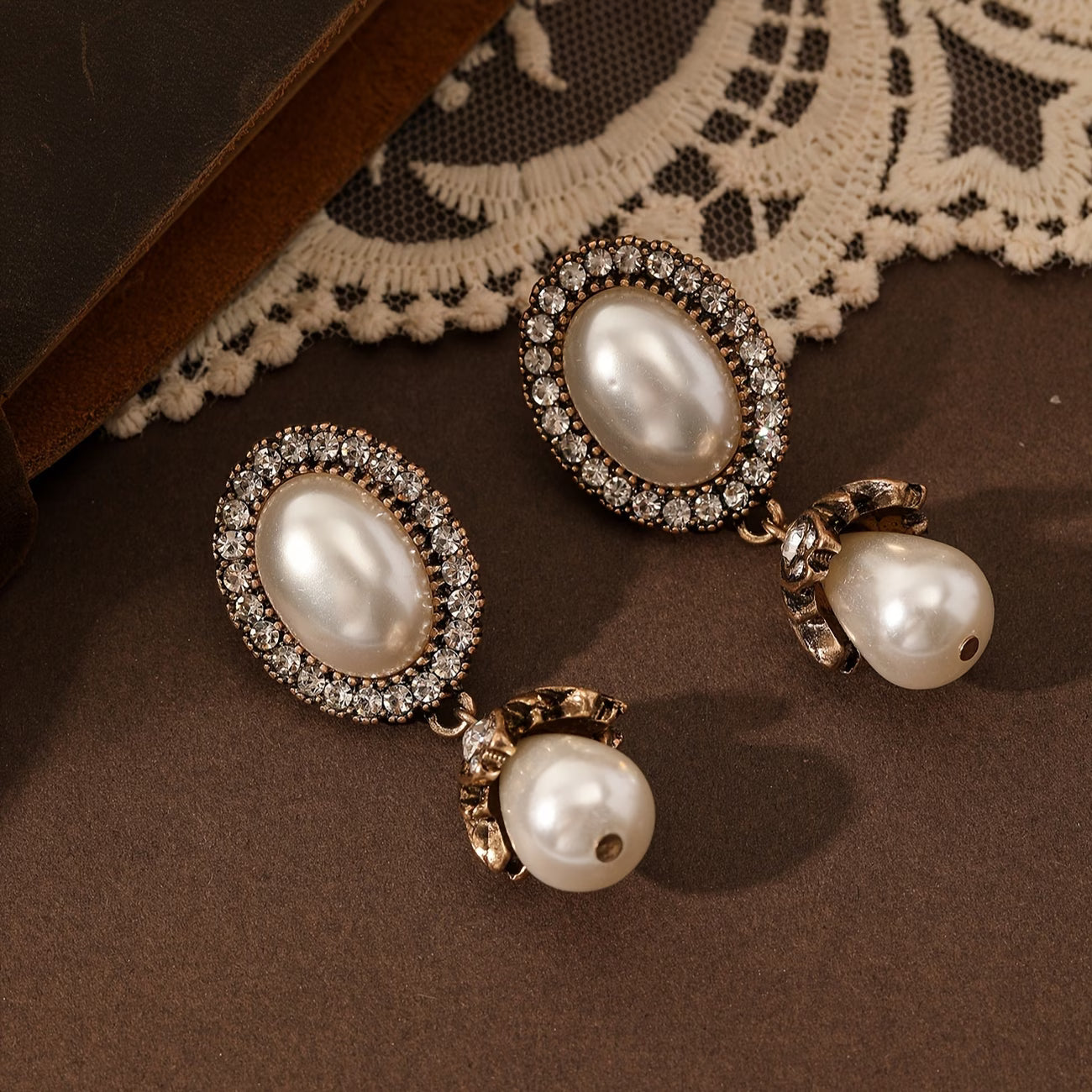 Boucles d'oreilles pendantes vintage en perles dans un cadre en or, par Danoir Paris, élégantes et raffinées.