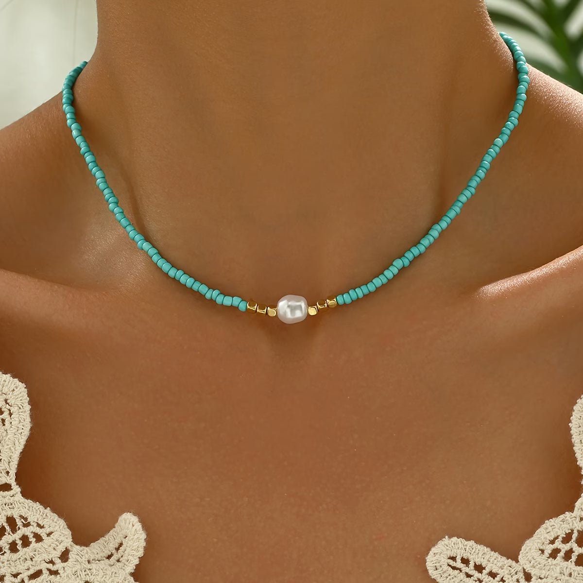 Collier minimaliste turquoise et perles de Danoir Paris, bijou élégant avec pendentifs en turquoise et perles blanches.