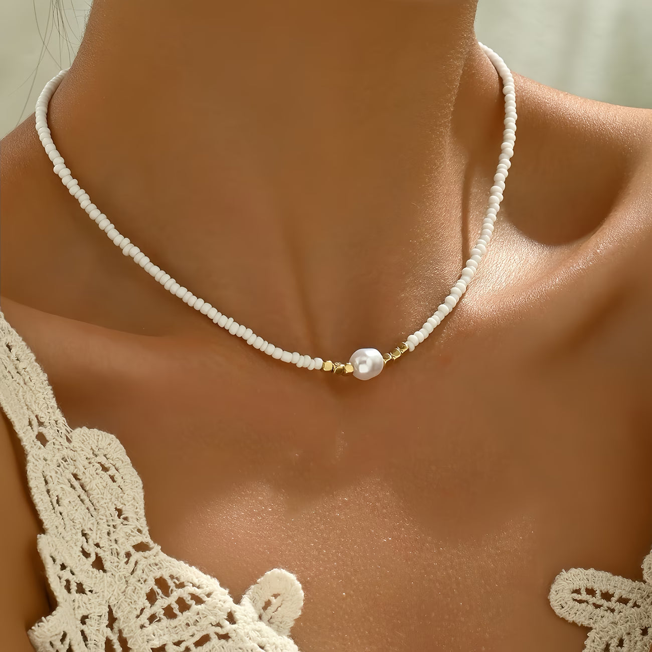 Collier minimal en turquoise et perles de Danoir Paris, chaîne délicate avec pendentifs turquoise et perles blanches élégantes