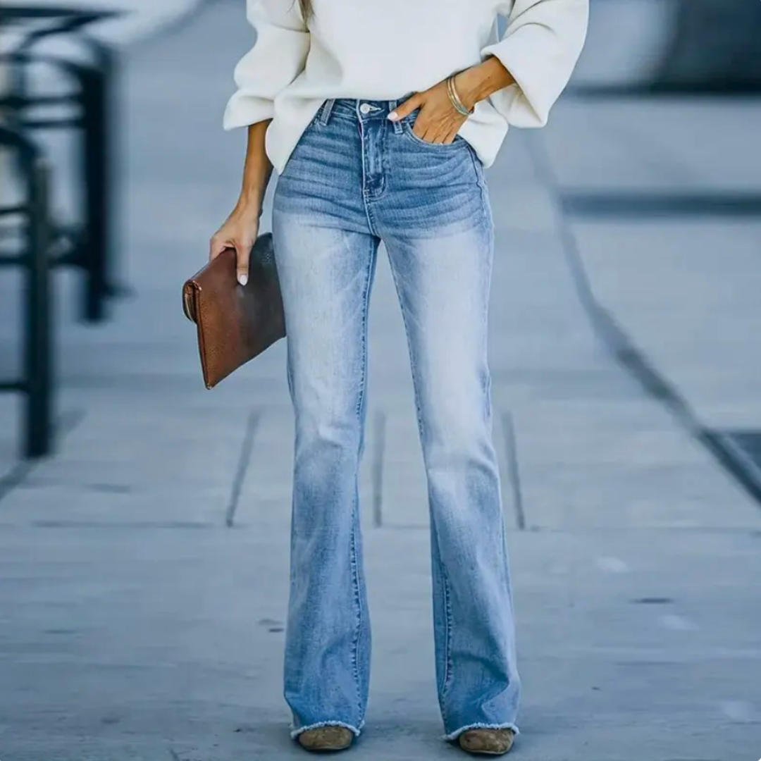 Jeans bohèmes extensibles Joanne Danoir Paris, coupe ajustée, couleur indigo, détail de couture tendance.