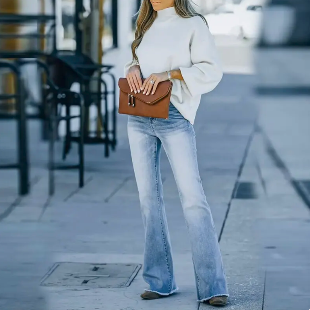 Jeans bohèmes élastiques Joanne Danoir Paris, coupe slim, tissu bleu clair, détails décontractés, porté avec un haut blanc.