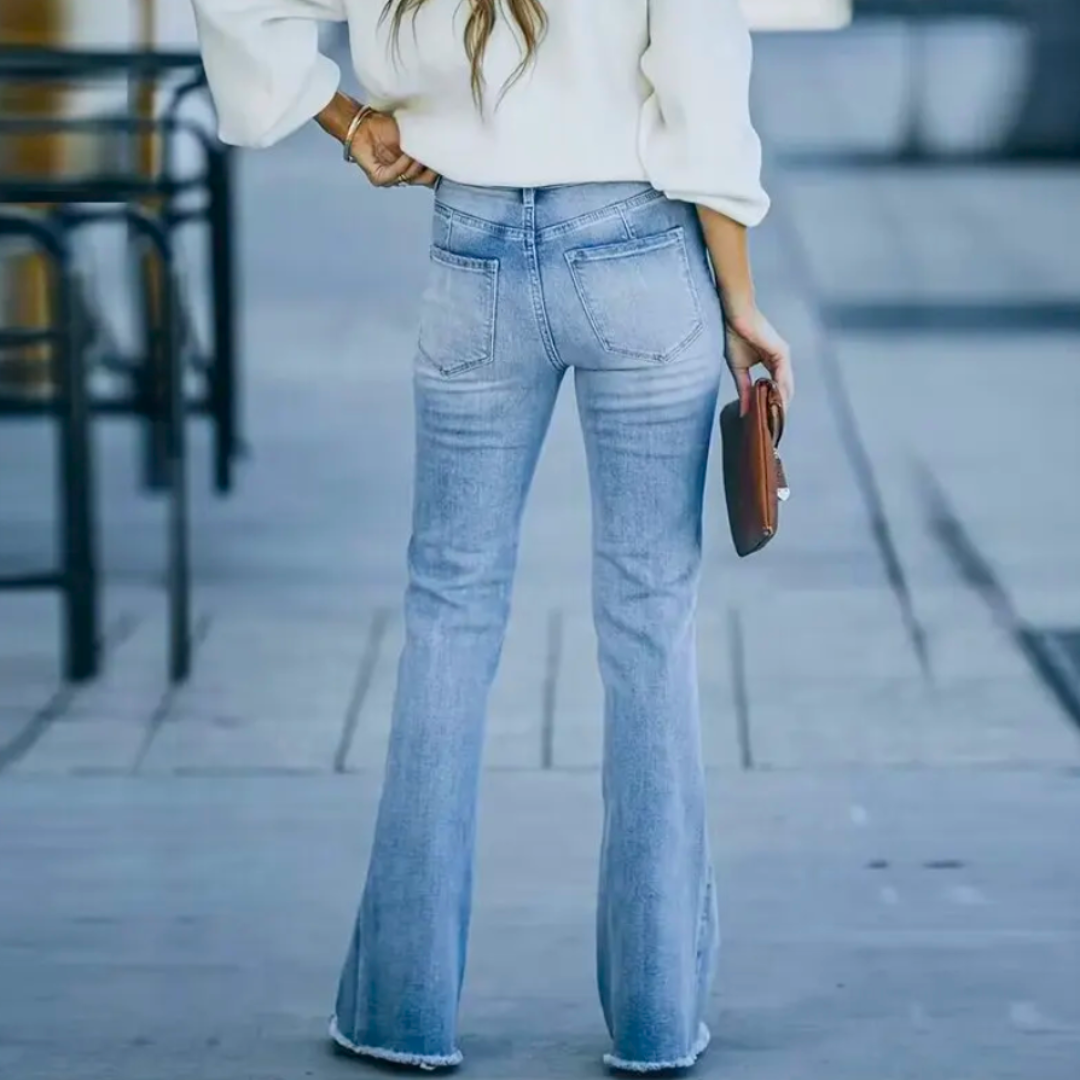 Jeans bohèmes élastiques Joanne Danoir Paris, coupe ajustée, en denim bleu clair, détails modernes, porté par un mannequin.