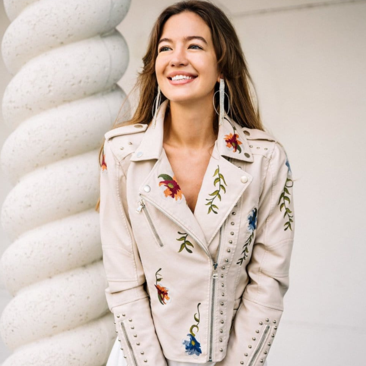 Veste fleurie rétro chic Livia de Danoir Paris, coupe élégante, tissu blanc avec motif floral, portée sur un modèle féminin.