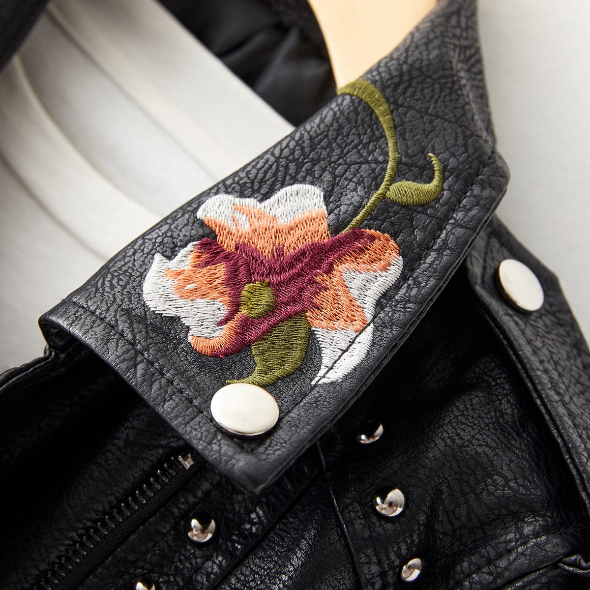 Veste fleurie rétro chic Livia de Danoir Paris, coupe élégante en tissu blanc avec motif floral, portée sur un modèle.