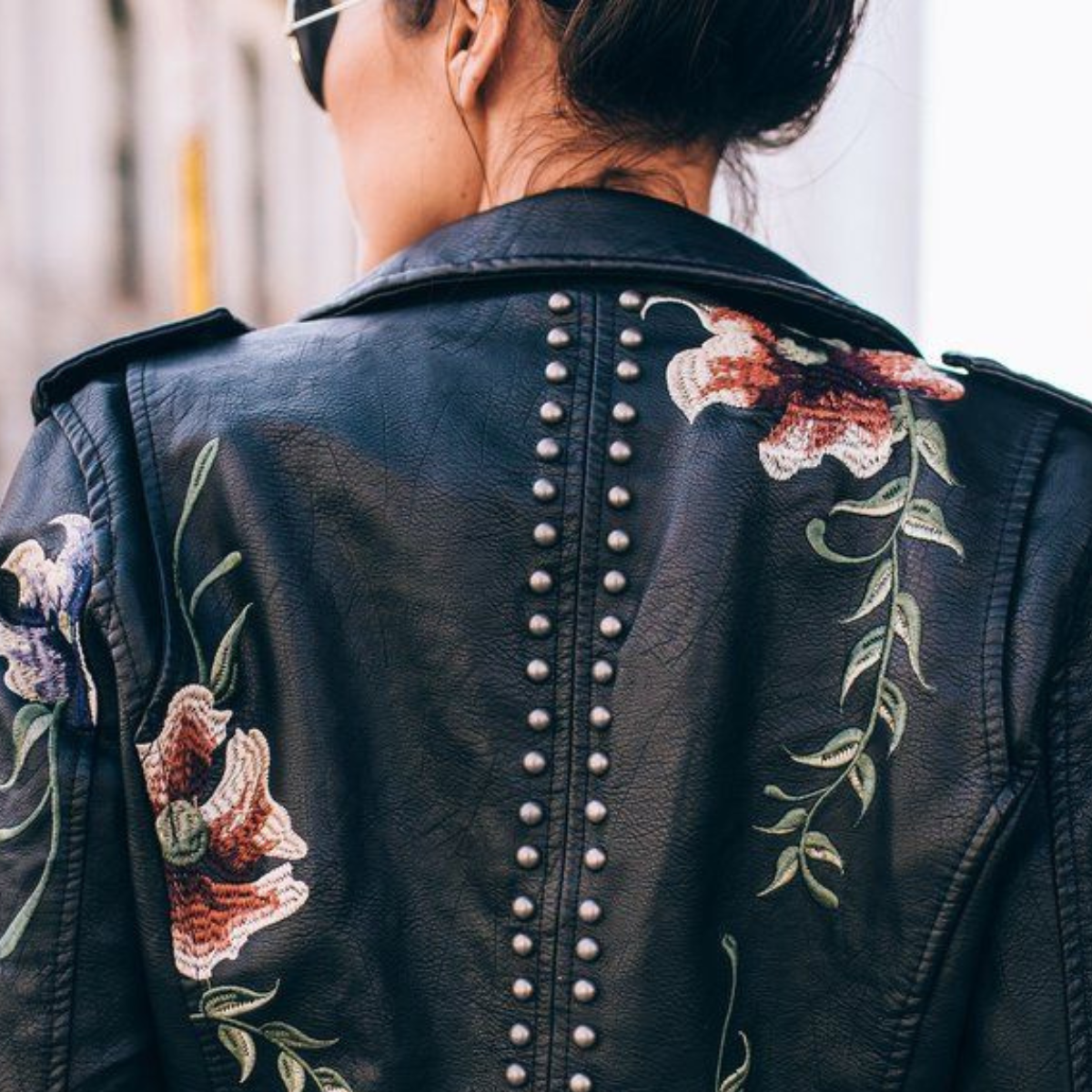 Veste fleurie rétro chic Danoir Paris Livia, coupe élégante, détails floraux en tissu blanc et style vintage.