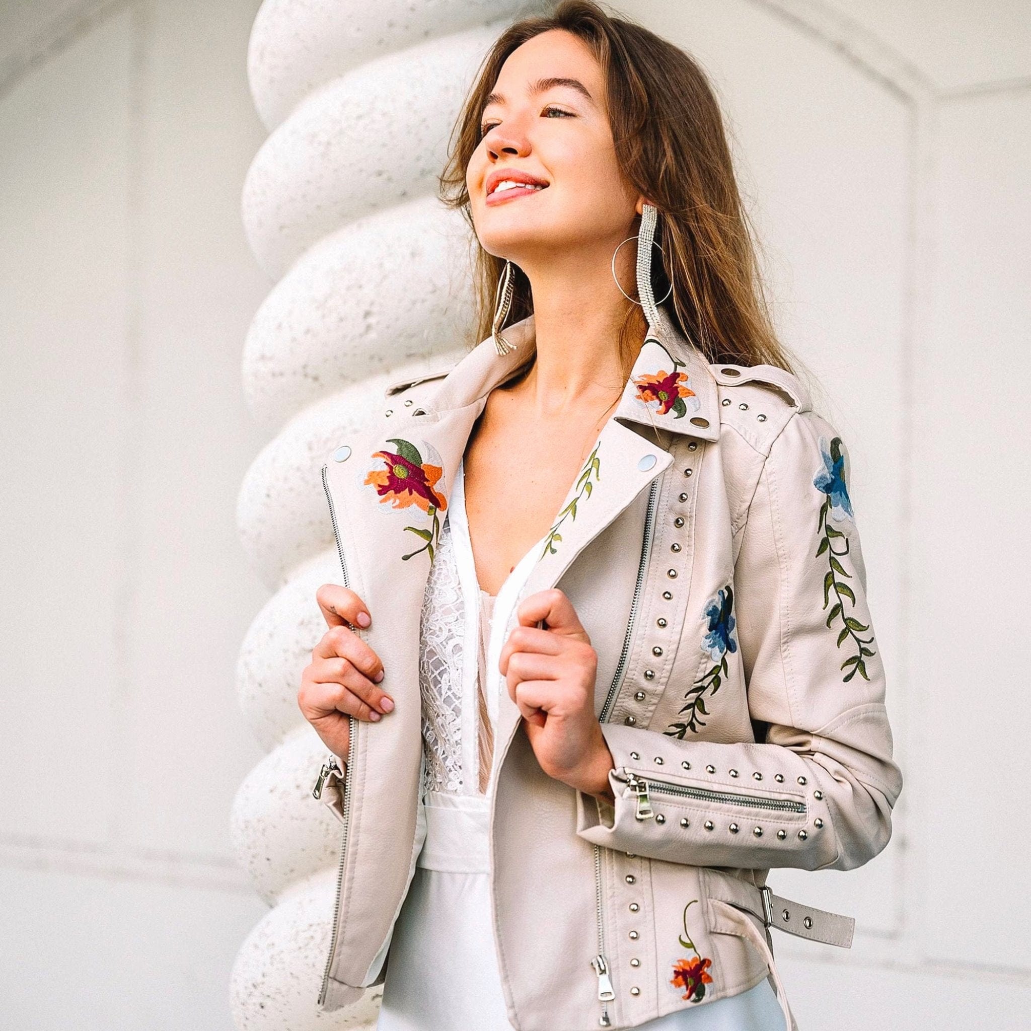 Veste fleurie rétro chic Danoir Paris Livia en blanc, style élégant et féminin, détails floraux visibles sur l'image.