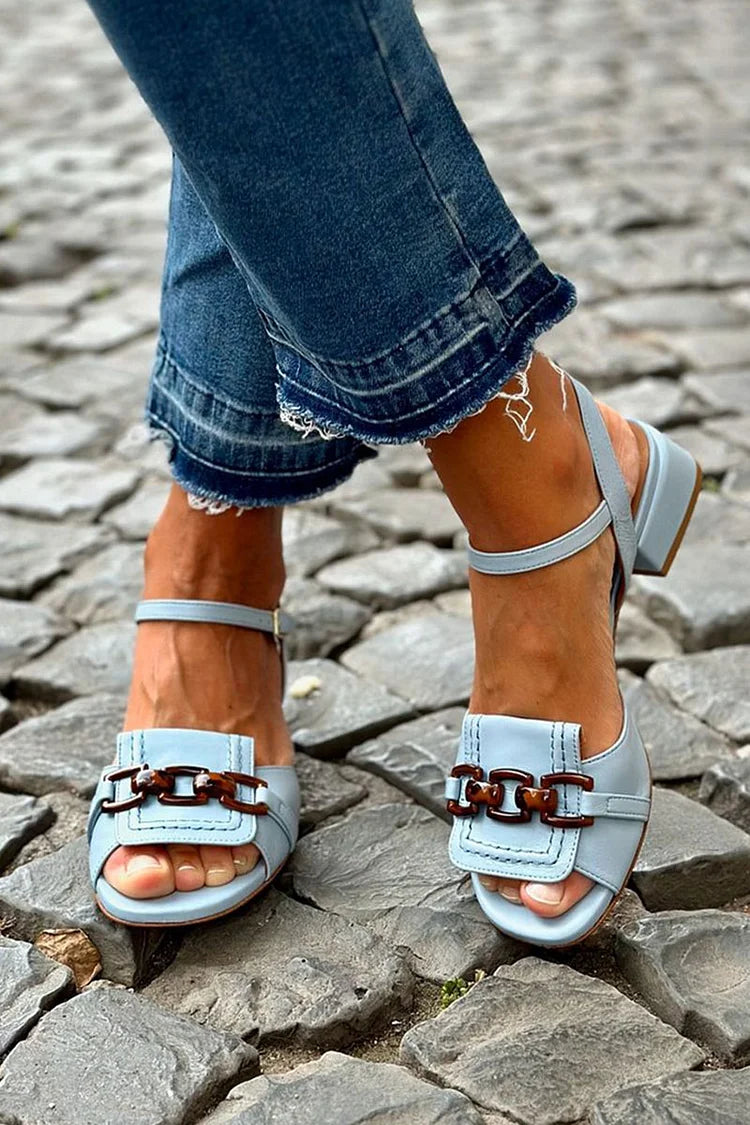 Sandales élégance côtière Azzurra par Danoir Paris, chaussures en cuir beige avec talons moyens et design sophistiqué.