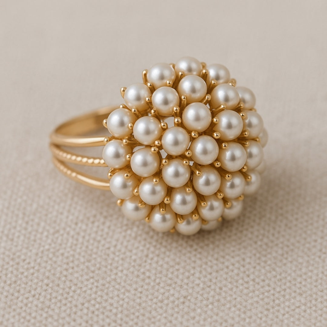 Bague en or Danoir Paris avec insertions de perles classiques, élégante et raffinée, vue de face sur fond blanc.